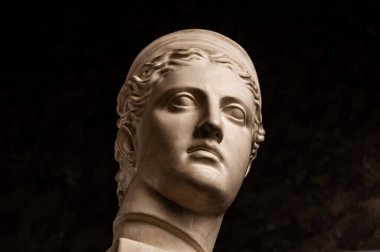 Eski heykellerin grup alçıtaşı büstleri karanlık arka plandaki sanatçılara yönelik insan kafaları. Antika insanların yüzlerinin alçı heykelleri. Rönesans dönemi tarzı. Akademik konu. Yaratıcılık için boşluk.