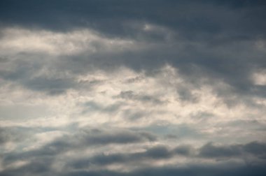 Doğal gökyüzü bileşimi. Koyu gri fırtına yağmur bulutları. Dramatik bir gökyüzü. Bulutlu, fırtınalı bir hava. Fırtına var. Kıyametin elementi tasarımı.