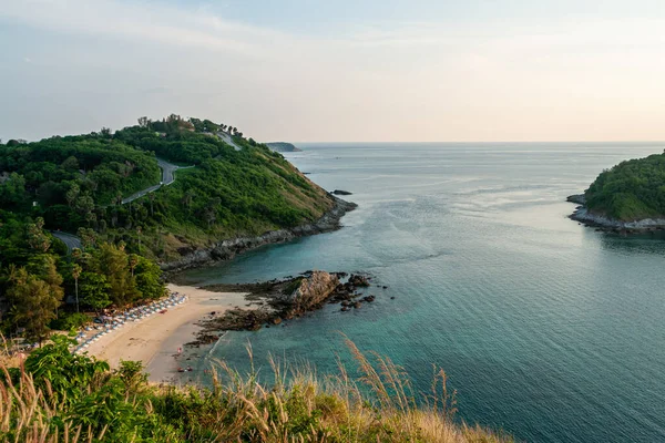 Güneşin doğuşu sırasında deniz suyuna yakın yeşil adalar ve bulutsuz mavi gökyüzü ile çevrili, dinlenen ve yüzen turistlerle dağdan sabah plajına manzara. Tayland. Etkin yaşam.