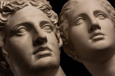 Eski heykellerin grup alçıtaşı büstleri karanlık arka plandaki sanatçılara yönelik insan kafaları. Antika insanların yüzlerinin alçı heykelleri. Rönesans dönemi tarzı. Akademik konu. Yaratıcılık için boşluk.