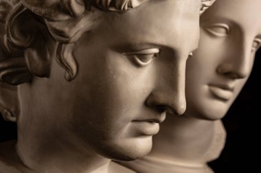 Eski heykellerin grup alçıtaşı büstleri karanlık arka plandaki sanatçılara yönelik insan kafaları. Antika insanların yüzlerinin alçı heykelleri. Rönesans dönemi tarzı. Akademik konu. Yaratıcılık için boşluk.