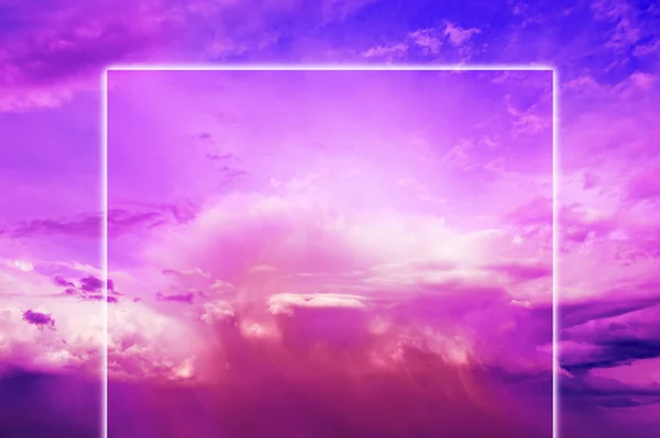Estetisk modern konst collage med moln himmel i stil med 80-90-talet. Real naturlig himmel sammansättning i ljusa neon färger. Vaporwave, Cyberpunk, Synthwave, webpunk och surrealistisk stil. Zinkodling. — Stockfoto