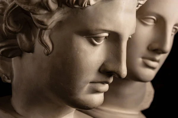 Ομάδα προτομές γύψο των αρχαίων αγαλμάτων ανθρώπινα κεφάλια για τους καλλιτέχνες σε ένα σκοτεινό φόντο. Πλαστά γλυπτά από πρόσωπα ανθρώπων-αντίκες. Αναγέννηση στυλ εποχής. Ακαδημαϊκό μάθημα. Κενό για δημιουργικότητα. — Φωτογραφία Αρχείου