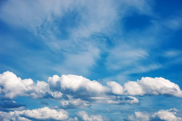 自然的天空组成。阳光普照的广阔蓝天的抽象背景.美丽的云彩,白色蓬松的云彩上的景色.自由的概念，在天上。设计要素. — 图库照片