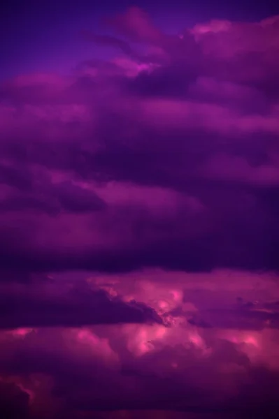 Natürliche Himmelszusammensetzung. Dunkle, bedrohlich bunte Gewitterwolken. Dramatischer Himmel. Bewölkte, stürmische Wolkenlandschaft. Gewitter. Element des apokalyptischen Designs. Getönt. — Stockfoto