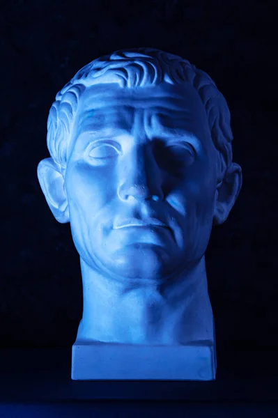 Guy Julius Caesar Octavianus szobra. Kreatív koncepció színes neon kép ókori római szobor Guy Julius Caesar Octavian Augustus fejét. Cyberpunk, vaporwave és szürreális művészeti stílus. — Stock Fotó