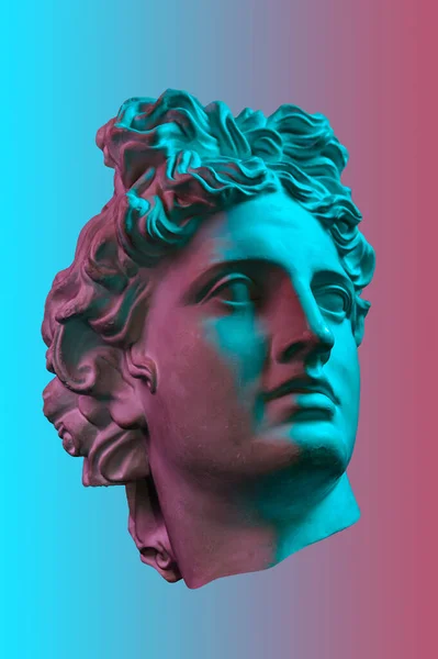 Colagem com escultura de gesso antigo do rosto humano em um estilo pop art. Imagem de néon colorido de conceito criativo com cabeça de estátua antiga. Cyberpunk, webpunk e cartaz de estilo surreal . — Fotografia de Stock