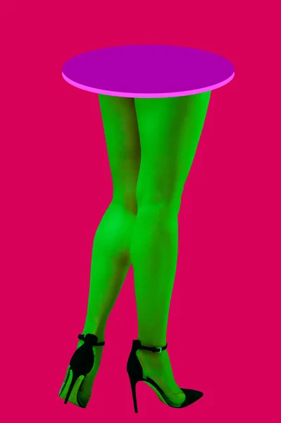Seksowne nogi kobiety w neonowych rajstopach i butach z wysokimi obcasami na kwaśnym tle koloru. Webpunk, vaporwave i surrealistyczna sztuka. Śmieszne kolaż sztuki współczesnej w stylu czasopisma, kolekcja pop art, kultura zine. — Zdjęcie stockowe