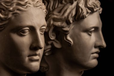 Eski heykellerin grup alçıtaşı büstleri karanlık arka plandaki sanatçılara yönelik insan kafaları. Antika insanların yüzlerinin alçı heykelleri. Rönesans dönemi tarzı. Akademik konu. Yaratıcılık için boşluk.