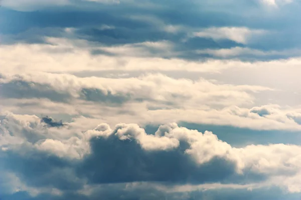 Naturlig himlens sammansättning. Solig stor blå himmel abstrakt bakgrund. Vacker molnlandskap, utsikt över vita fluffiga moln. Frihetskonceptet, på himlen. Inslag i konstruktionen. — Stockfoto