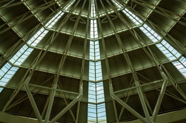 Metal destek kirişlerinin yakın plan fotoğrafı. Yüksek teknoloji ile soyut mimari arka plan. Geometrik arkaplan ve inşaat endüstrisi ile ilgili paralel çizgiler. Teknoloji, dış yapı..