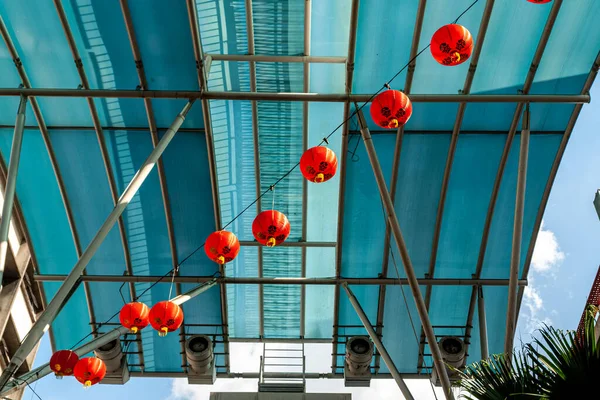 Asiatico tradizionale luminoso lanterne rosse appese alla strada con tetto di vetro blu sullo sfondo per la decorazione durante il festival cinese di Capodanno a Chinatown. Lampade di carta rossa. Bella tradizione orientale . — Foto Stock