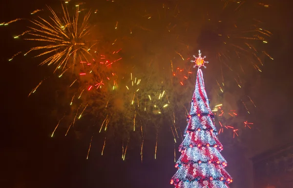 Hermoso fuegos artificiales y árbol de Navidad — Foto de Stock