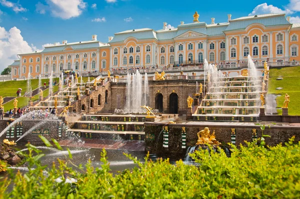 Gran Cascada en Peterhof, San Petersburgo, Rusia — Foto de Stock