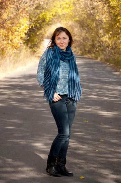 Mooie vrouw in de herfst op aard — Stockfoto