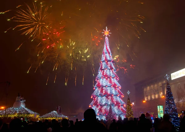 Christmas tree and fireworks in Kharkov, Ukraine — Stock Photo, Image
