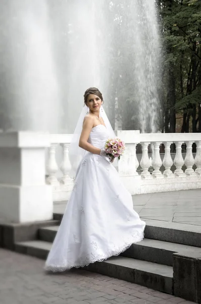 Beautiful bride with wedding bouquet — Stock Photo, Image