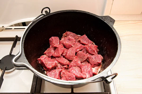 Surowe mięso w puli żelaza czarny — Zdjęcie stockowe
