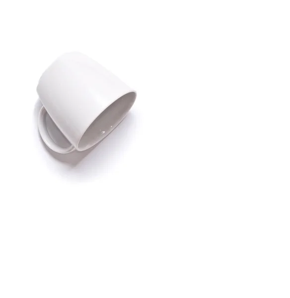 Prázdná bílá pohár na bílém pozadí — Stock fotografie