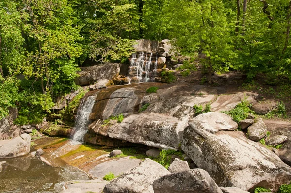 La bella cascata nel parco — Foto Stock