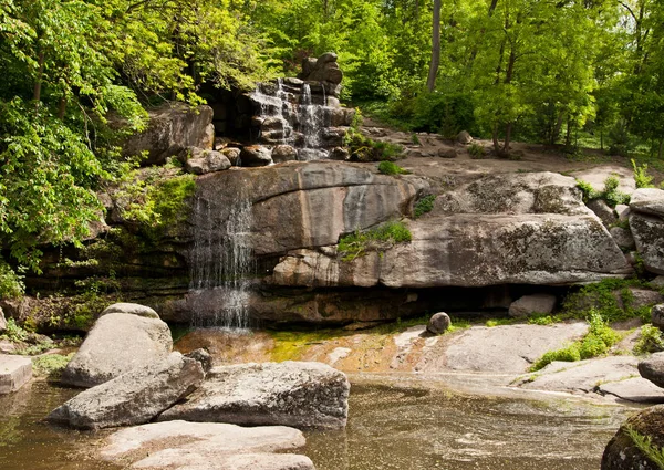 Det vackra vattenfallet i parken i Uman Ukraina — Stockfoto
