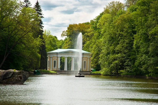 Beautiful fountain on the lake in Sofiyivsky Park in Uman, Ukraine — Stock Photo, Image