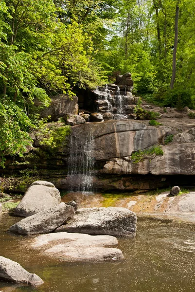 Nádherný vodopád v parku — Stock fotografie