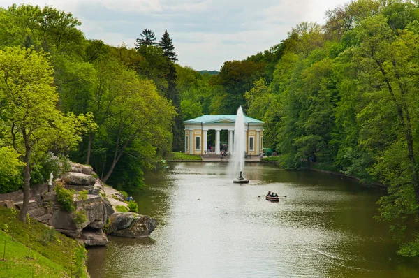 Beautiful view on the lake and fountain in Sofiyivsky Park in Uman, Ukraine — Stock Photo, Image