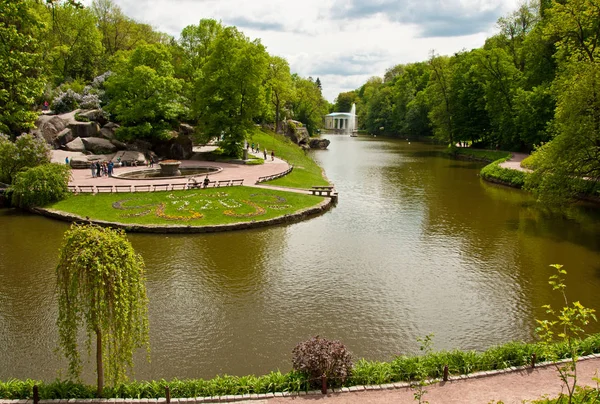 Beautiful view on the lake and fountain in Sofiyivsky Park in Uman, Ukraine — Stock Photo, Image