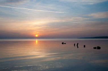 Denizin üzerinde gün batımı