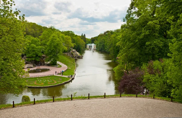 Uman, Ukrayna Sofiyivsky parkta göl kenarında güzel manzara