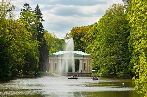 Hermosa fuente en el lago en el Parque Sofiyivsky en Uman, Ucrania —  Fotos de Stock