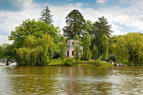 Belle vue sur le lac dans le parc Sofiyivsky à Uman, Ukraine — Photo
