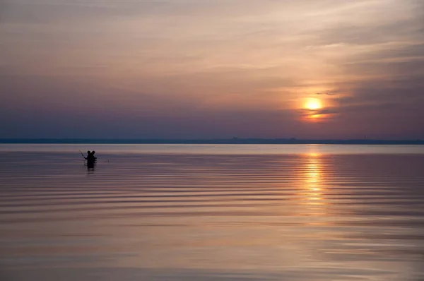 Силуэт рыбаков на фоне заката — стоковое фото