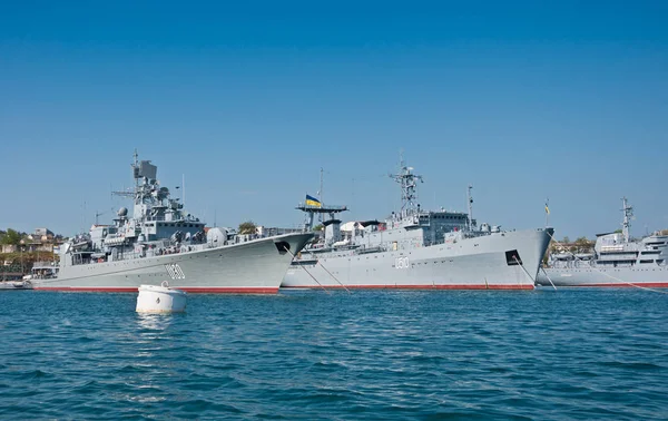 Fregat en controle schip van de Oekraïense zeemacht in de baai van Sevastopol — Stockfoto