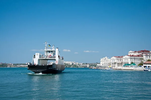 Pleziervaartuigen met toeristen in de baai van Sevastopol — Stockfoto