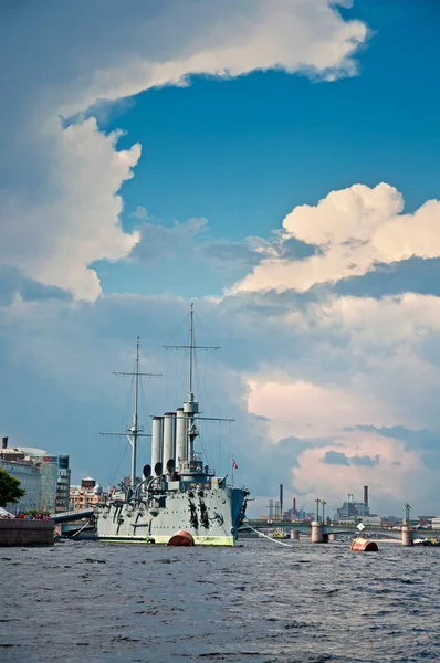 Kruiser aurora op de rivier de neva in Sint-petersburg, Rusland — Stockfoto