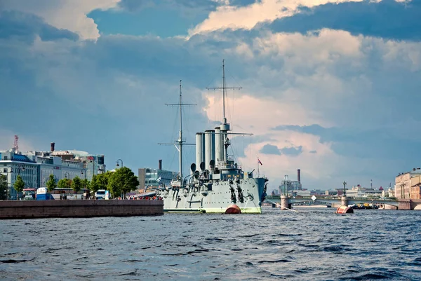 Kruiser aurora op de rivier de neva in Sint-petersburg, Rusland — Stockfoto