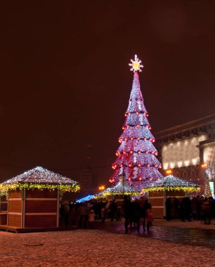Şehrin merkez meydanındaki güzel Noel ağacı