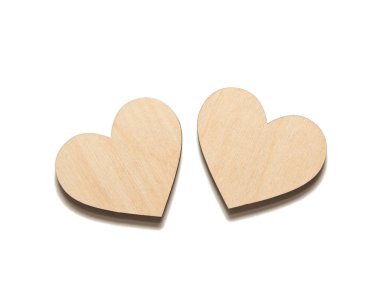 Beyaz üzerine iki tahta kalp.