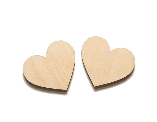 Twee houten hartjes op wit — Stockfoto