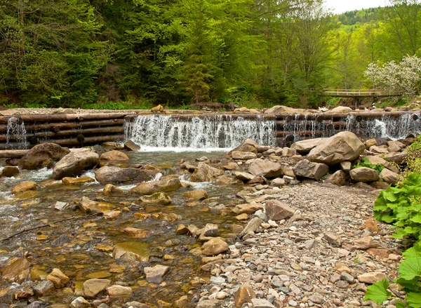 La presa a través de un río de montaña —  Fotos de Stock