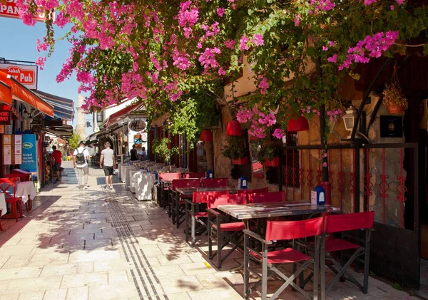 Antalya, Turkije-22 september 2018: de straat Cafe in de oude stad Kaleici in Antalya, Turkije Stockfoto