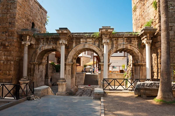 Porta de Adriano na cidade velha Kaleici em Antalya, Turquia — Fotografia de Stock