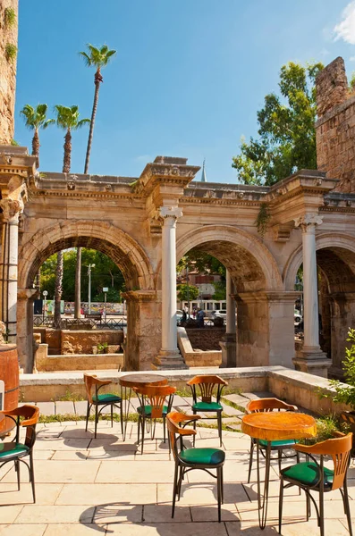 Hadrian's Gate in old town Kaleici in Antalya — Stock Photo, Image