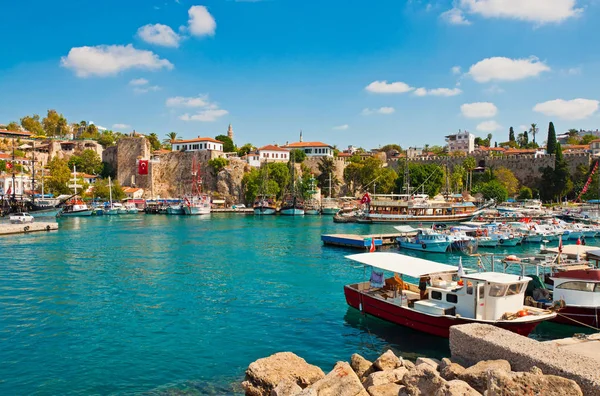 Antalya, kaleici 의 옛 항구에 있는 배들 로열티 프리 스톡 사진