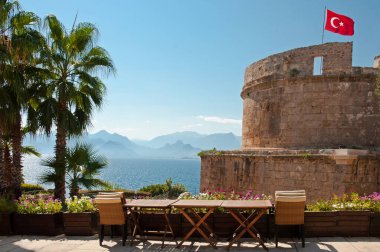 Antalya 'nın Kaleici ilçesindeki Hidirlik Kulesi, Karaalioğlu Parkı üzerindeki Türkiye bayrağı
