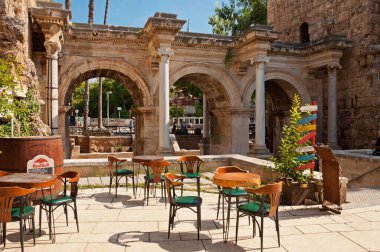 Antalya, Türkiye - 26 Eylül 2019: Hadrian Kapısı yakınlarındaki sokak kafesi, Türkiye 'nin Antalya kentindeki eski Kaleici kenti