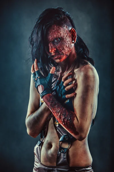 Femme zombie avec le sang sur le visage et les mains . — Photo