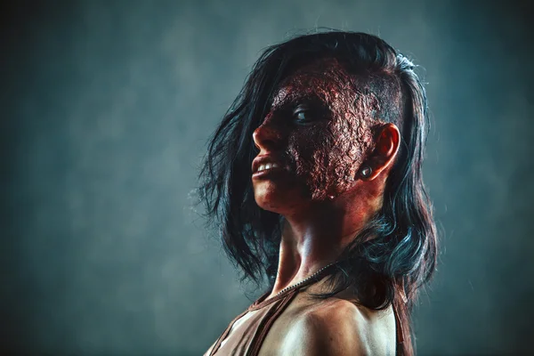 Porträt einer Zombie-Frau mit Blut im Gesicht — Stockfoto